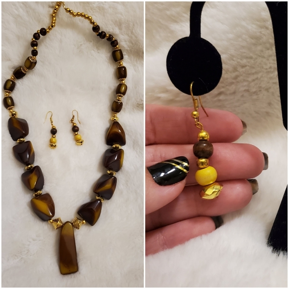 New Beautiful Faux Stone & Real wood Necklace Set